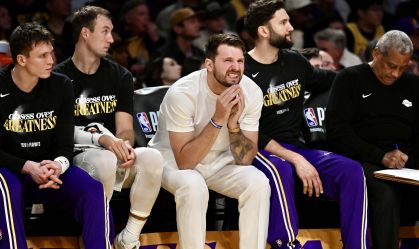 Luka Doncic, atleta do lakers, assistiu do banco a derrota para o OKC