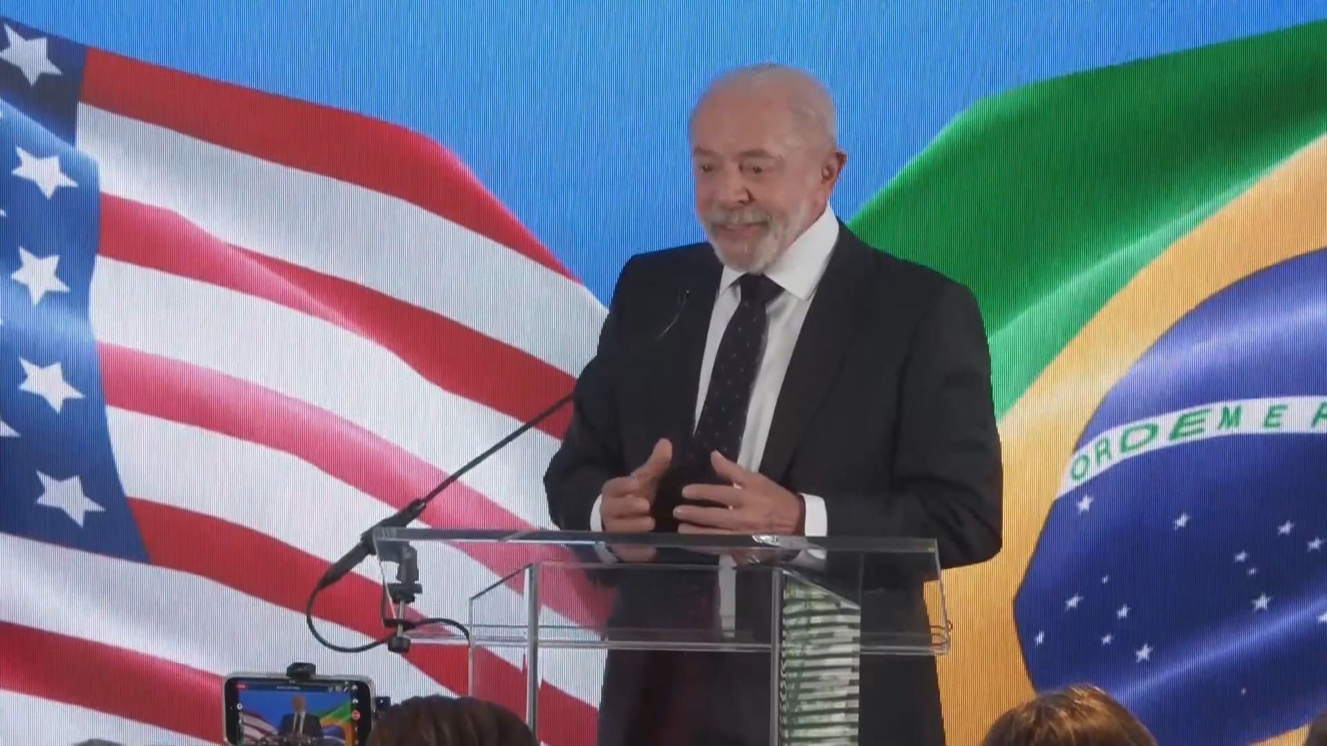 Presidente Lula em coletiva de imprensa na Embaixada do Brasil nos EUA, em Washington
