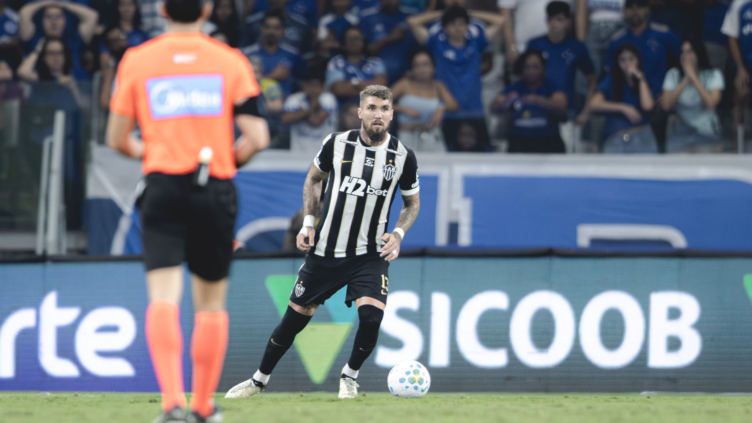 Lyanco durante Cruzeiro x Atlético-MG pelo Brasileirão; o jogador acabou expulso no segundo tempo