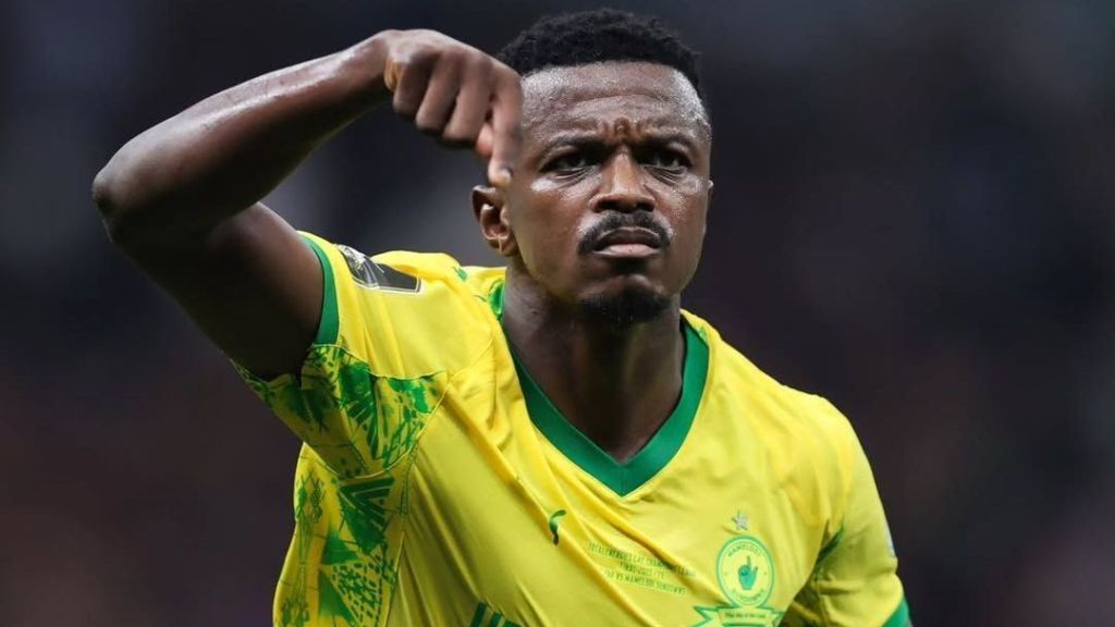 Teboho Mokoena, meio-campista do Mamelodi Sundowns, celebrando o gol marcado na final da Champions League da África