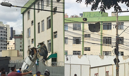 É possível ver um buraco aberto onde a aeronave atingiu a edificação