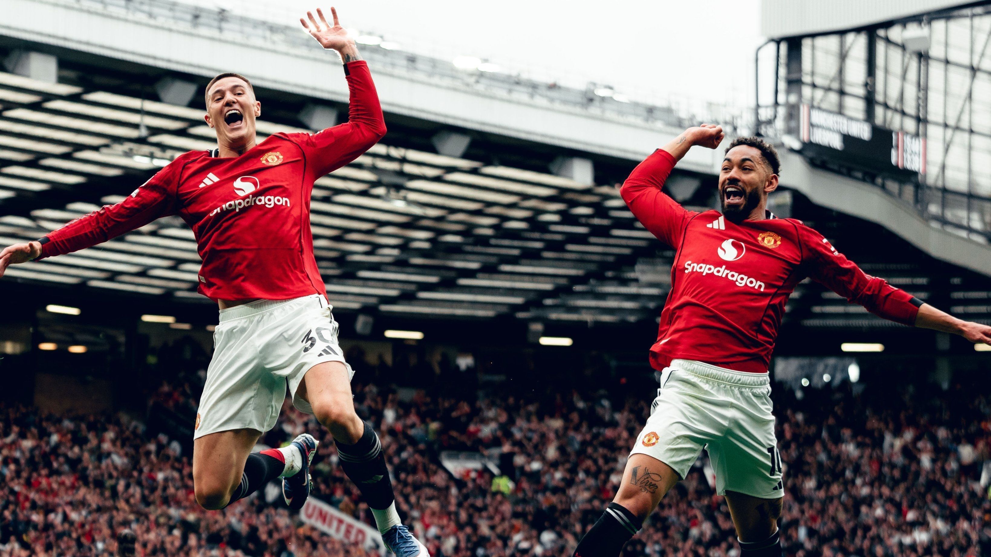 Sesko e Matheus Cunha comemoram gol sobre o Liverpool na Premier League