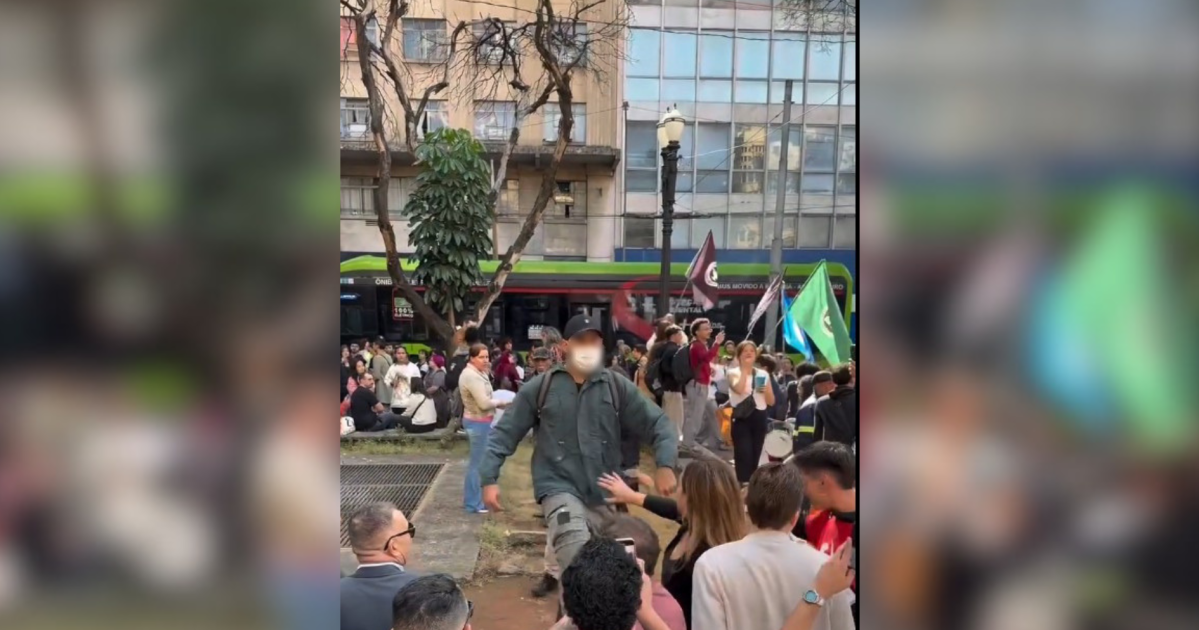 Manifestação de alunos da USP tem confusão; vereador é agredido
