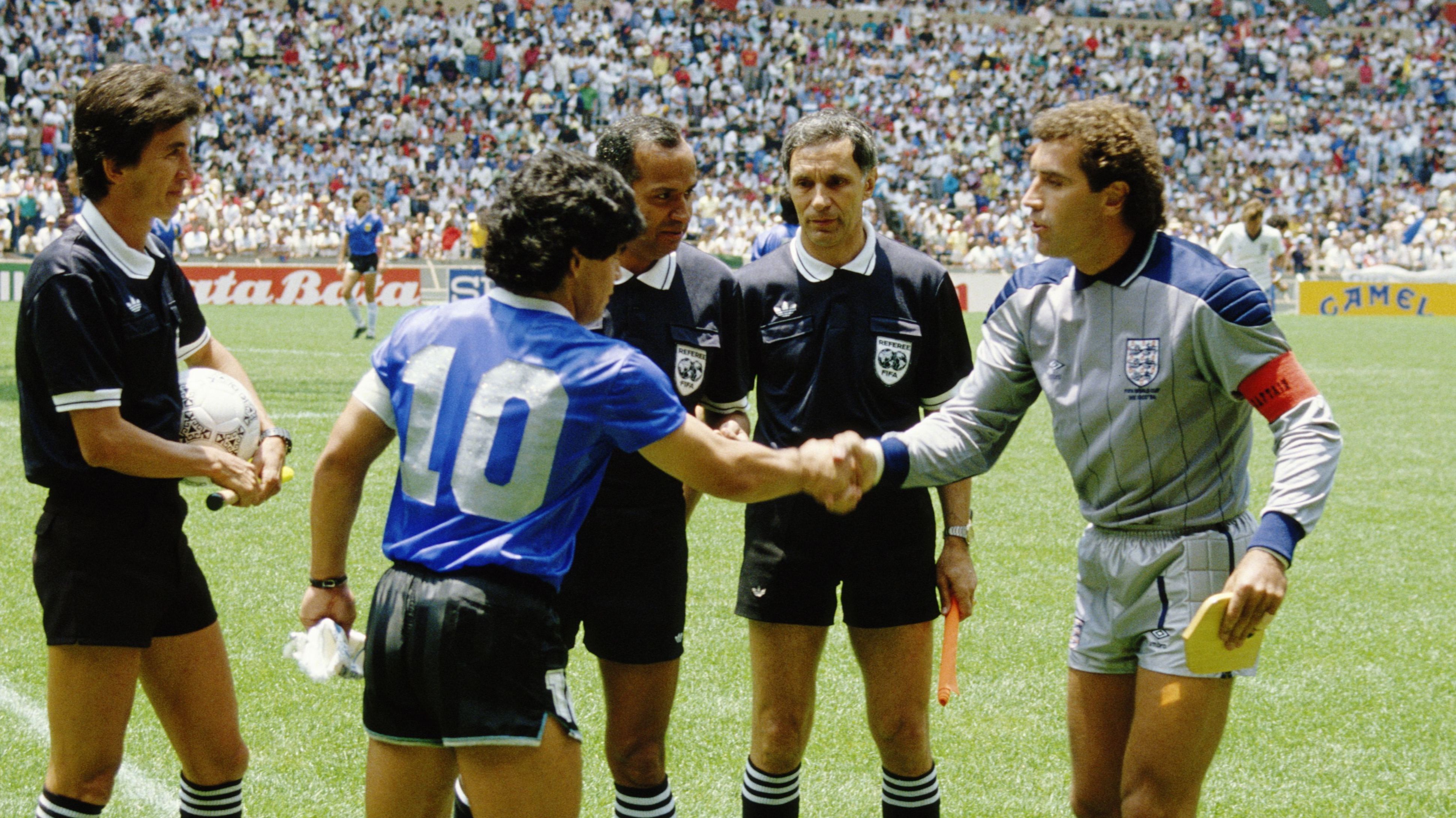 Maradona cumprimenta o goleiro inglês Peter Shilton antes de Argentina x Inglaterra em 1986