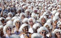 Mais de mil fãs se vestem como Marilyn Monroe para quebrar recorde mundial