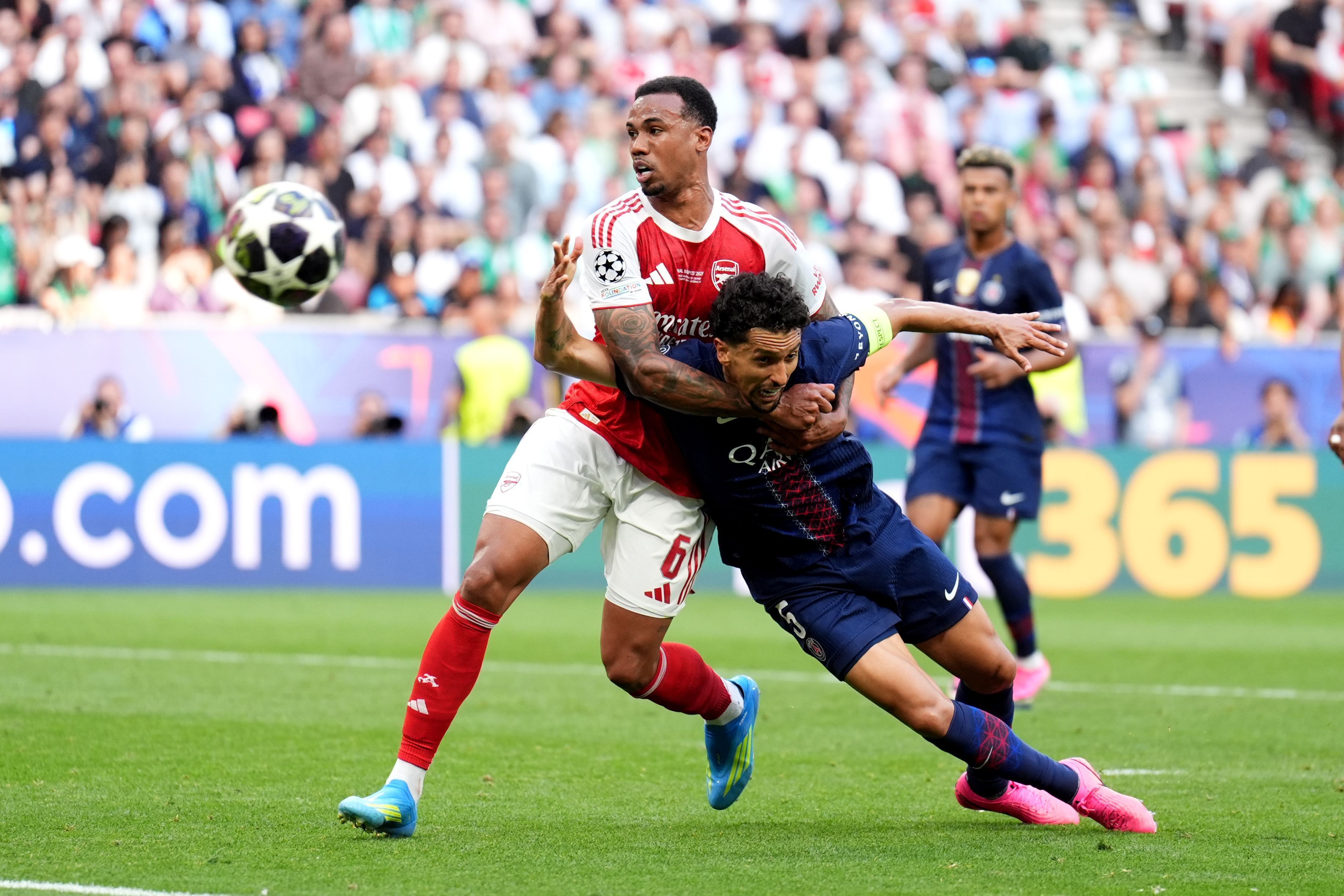 Os brasileiros Marquinhos e Gabriel Magalhães disputam a bola em PSG x Arsenal