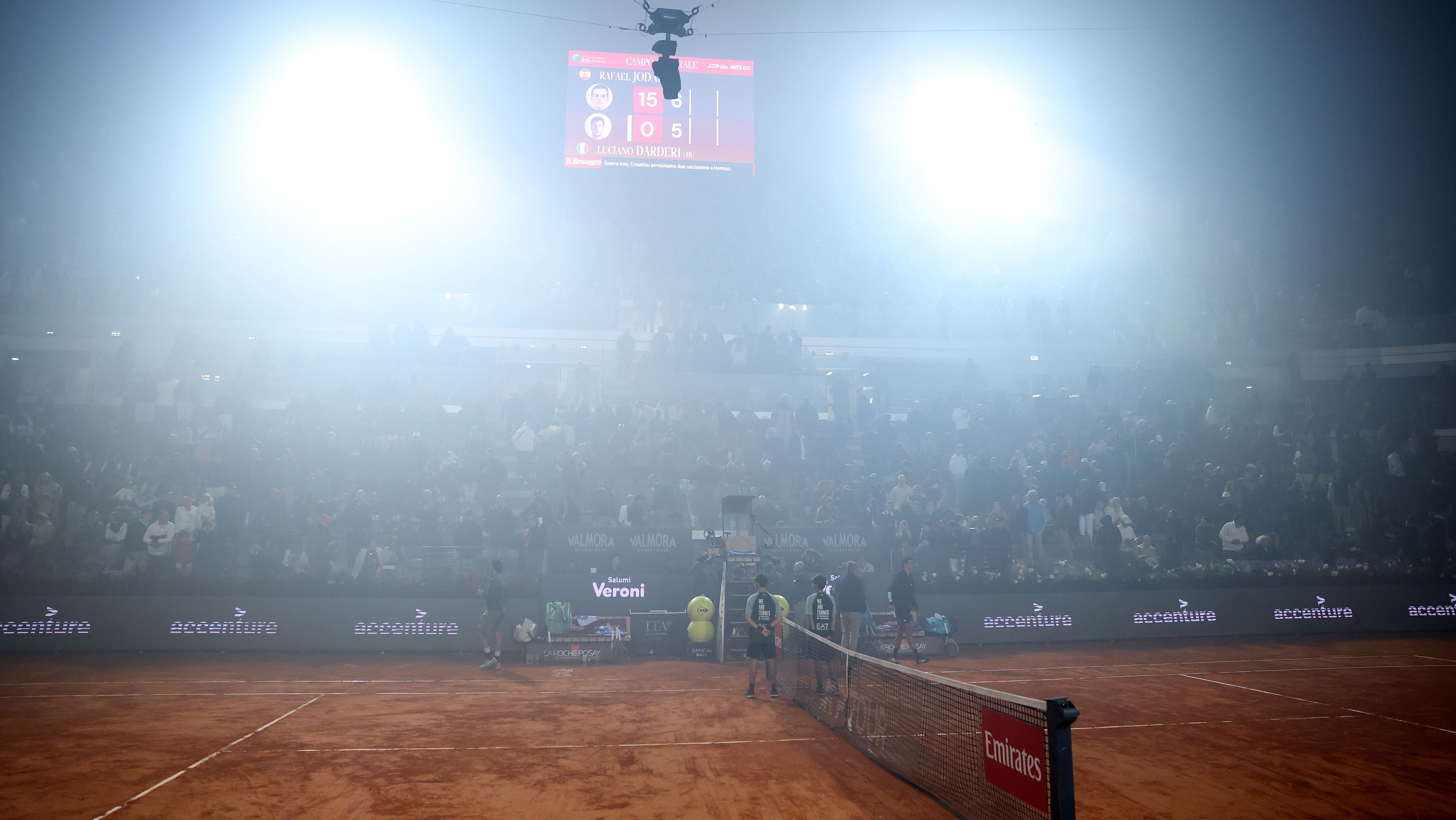 Fumaça sobre a quadra central do Master 1000 de Roma após a realização da final da Copa da Itália no Estádio Olímpico, logo ao lado
