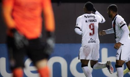 Matheus França, do Vasco, celebra gol contra o Audax Italiano