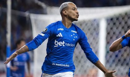 Matheus Pereira, meia do Cruzeiro, celebrando o gol marcado contra o Barcelona de Guayaquil, pela Libertadores