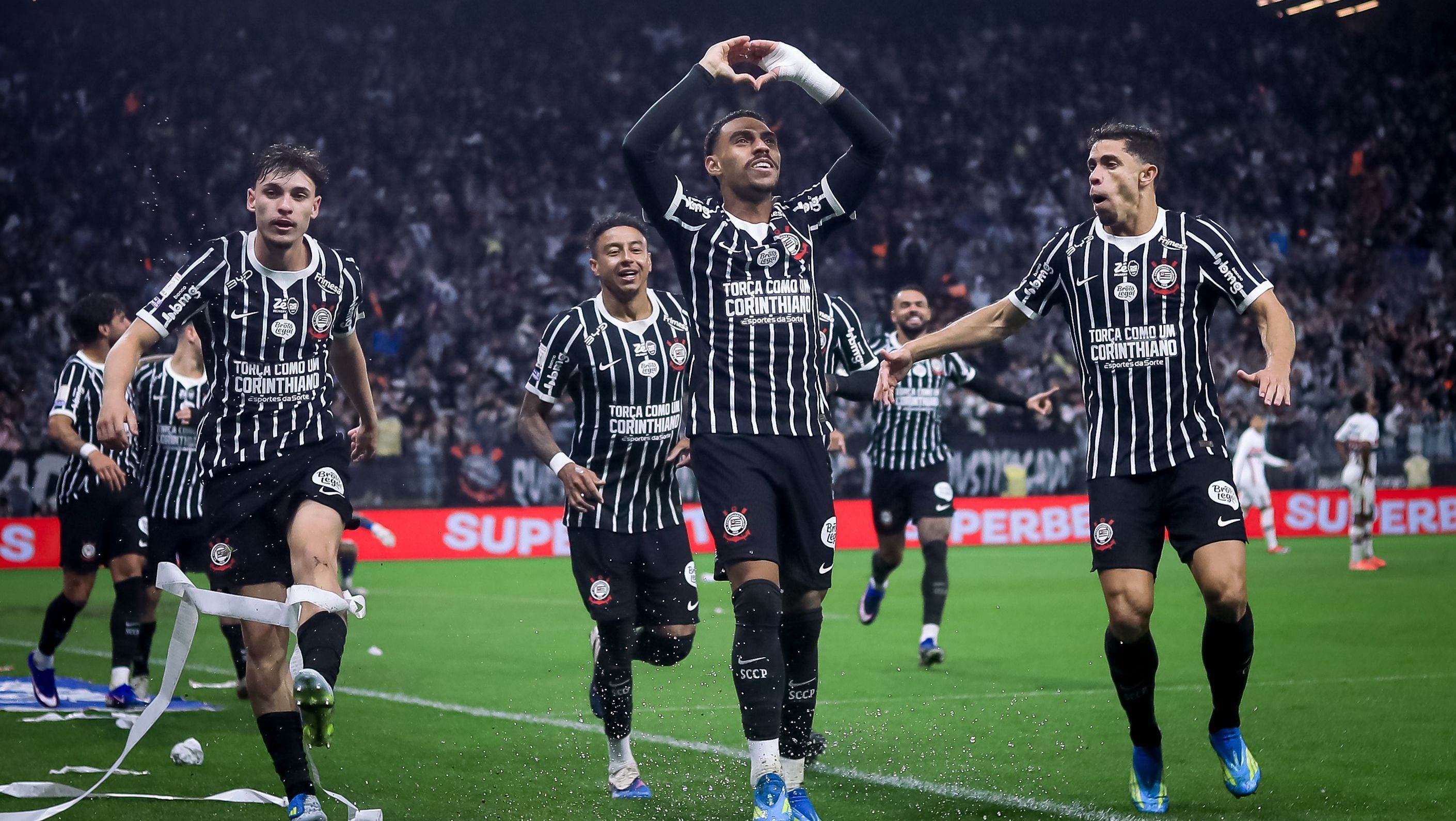 Jogadores do Corinthians comemoram gol contra o Sâo Paulo