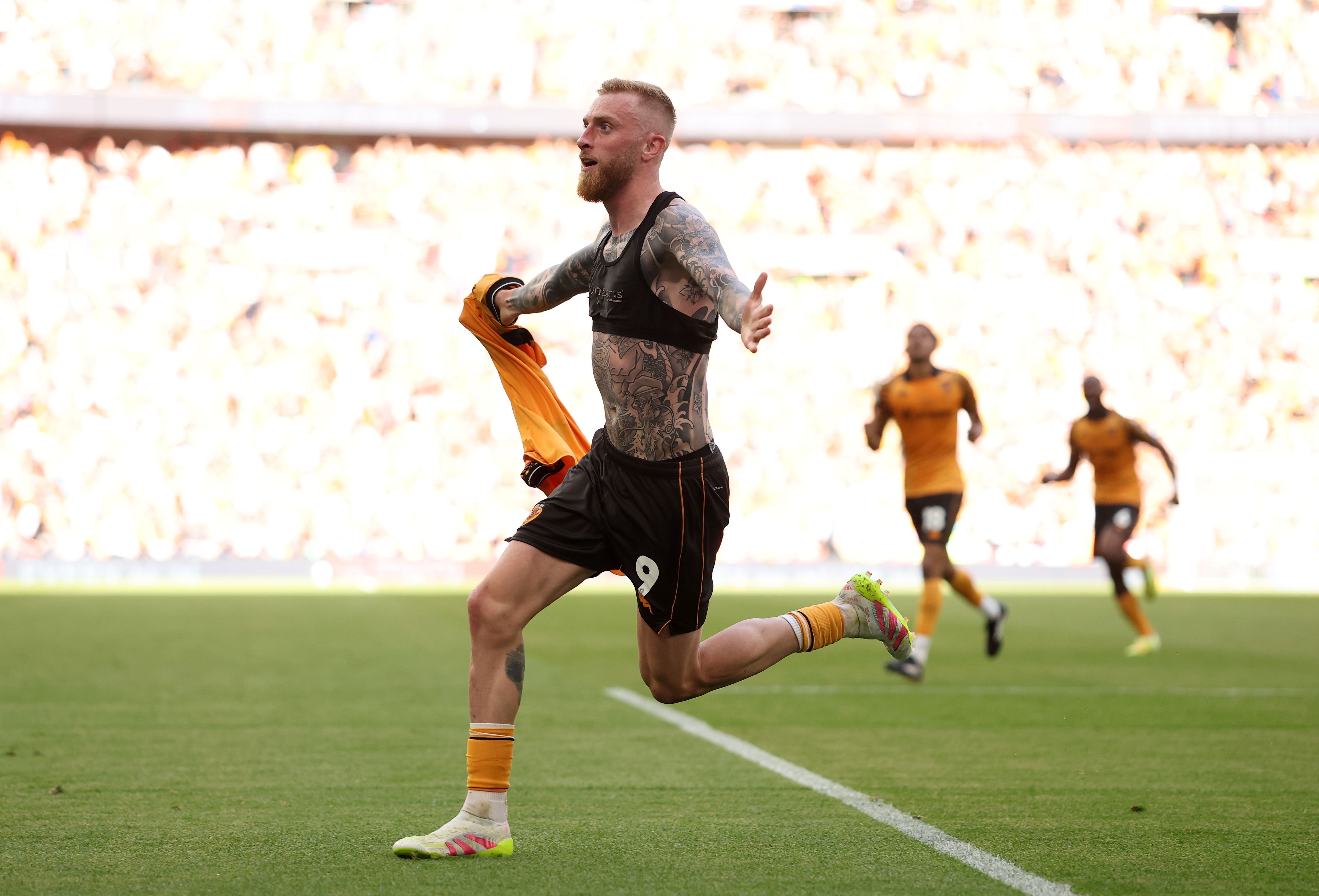 Oli McBurnie, atacante do Hull City, celebrando o gol marcado na final dos playoffs da Championship