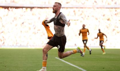 Oli McBurnie, atacante do Hull City, celebrando o gol marcado na final dos playoffs da Championship