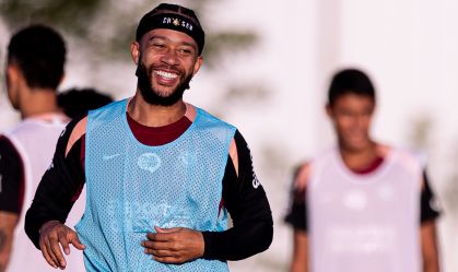 Memphis Depay em treino do Corinthians