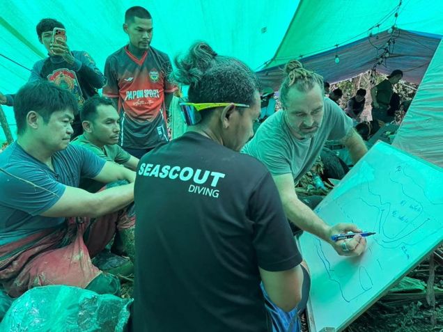 Nesta imagem divulgada em 29 de maio, equipes de resgate se reúnem para discutir planos de resgate de pessoas presas em uma caverna na província de Xaisomboun, no Laos. • Metta Tham Kalasin Rescue/Handout/Reuters via CNN Newsource