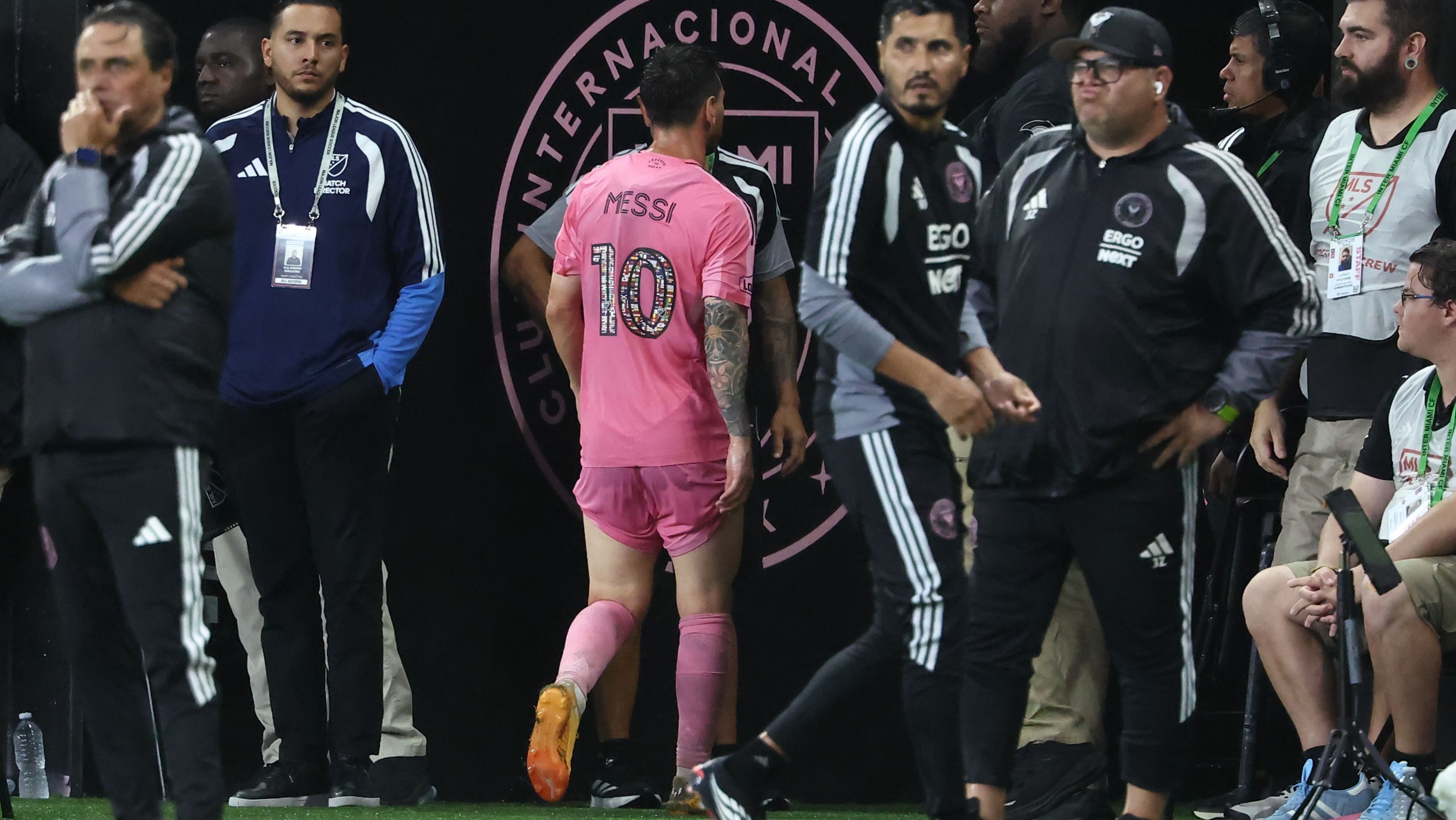 Messi deixa o campo machucado durante a vitória do Inter Miami sobre o Philadelphia Union pela MLS
