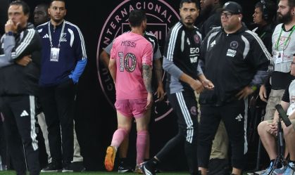 Messi deixa o campo machucado durante a vitória do Inter Miami sobre o Philadelphia Union pela MLS