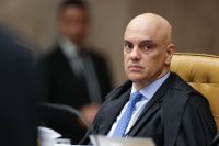 Moraes pede parecer da PGR sobre incluir Jair e Flávio em ação de Eduardo
