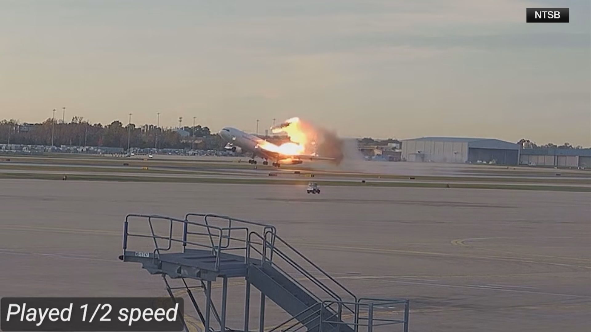 Vídeo divulgado pelo NTSB (Conselho Nacional de Segurança nos Transportes dos Estados Unidos) mostra momento em que motor se desprendeu de um avião durante a decolagem em Louisville, no Kentucky, Estados Unidos, em 2025