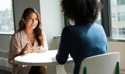 mulheres-conversando-christina-wocintechchat-unsplash