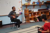 Educador usa música brasileira para ensinar português a crianças nos EUA