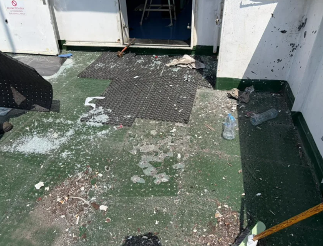O navio Aurora sofreu danos enquanto estava ancorado na costa dos Emirados Árabes Unidos • Imagem obtida pela CNN