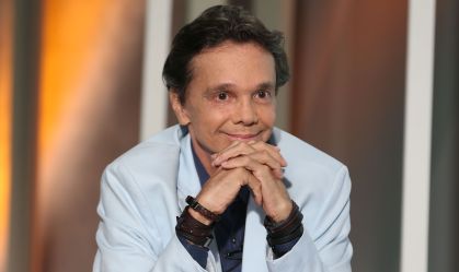 Cantor e compositor Netinho no programa "Sem Censura", da TV Brasil