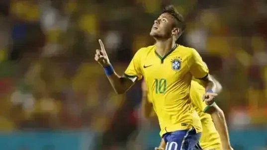 Neymar em jogo com a Seleção Brasileira contra Colômbia em 2014