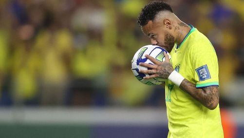 Neymar beija a bola em duelo da Seleção Brasileira