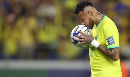 Neymar beija a bola em duelo da Seleção Brasileira