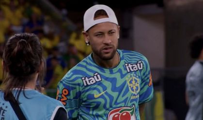 Neymar em campo de olho no aquecimento do Brasil para o amistoso contra o Panamá
