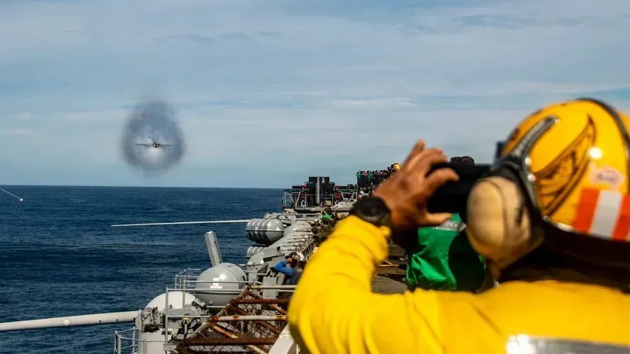 Caça F/A-18E Super Hornet sobrevoa o porta-aviões USS Nimitz durante operação Southern Seas 2026 no Oceano Pacífico. • Jaron Wills / Arquivo Marinha do EUA