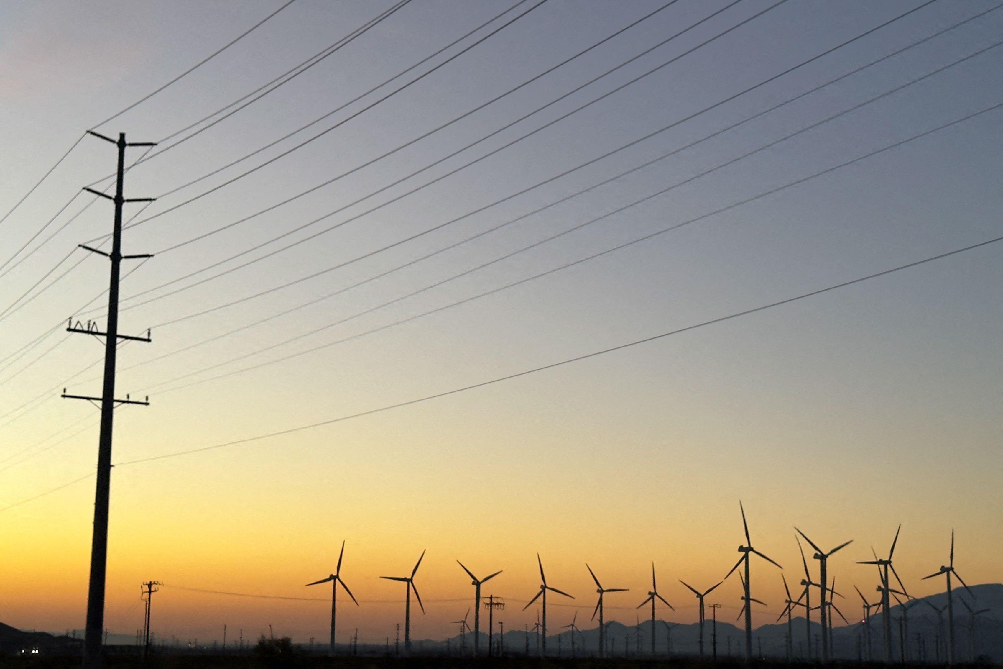 Turbinas eólicas em Palm Springs, Califórnia, EUA, em 12 de outubro de 2024