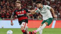 Palmeiras aproveita expulsão, vence Flamengo e dispara no Brasileirão
