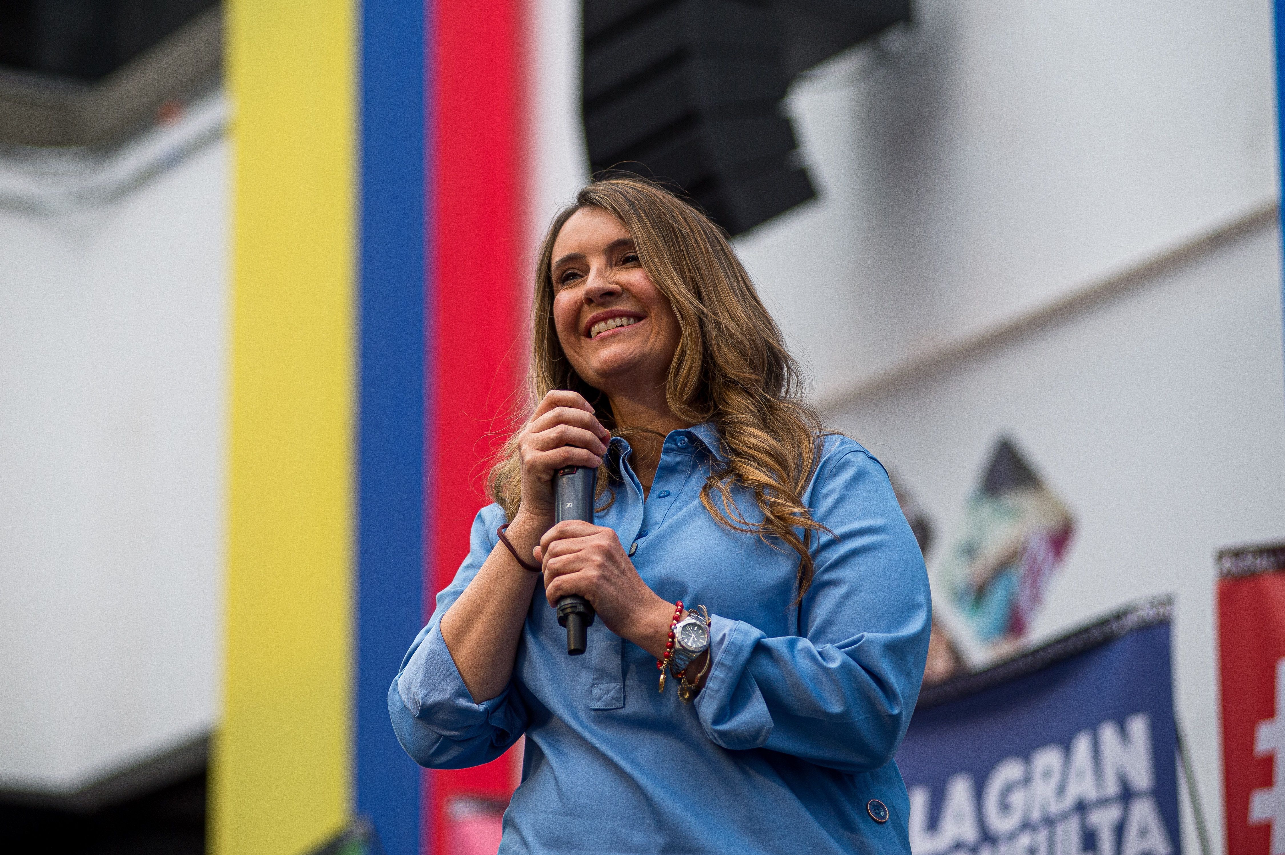 A então pré-candidata à presidência pelo partido político Centro Democrático, Paloma Valencia, participa do evento de inscrição da 'Gran Consulta X Colômbia', um referendo interpartidário de direita para definir o candidato à presidência, em Bogotá, Colômbia, em 8 de fevereiro de 2026. • NurPhoto via Getty Images