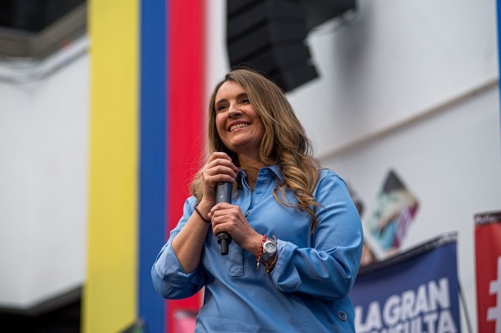 A então pré-candidata à presidência pelo partido político Centro Democrático, Paloma Valencia, participa do evento de inscrição da 'Gran Consulta X Colômbia', um referendo interpartidário de direita para definir o candidato à presidência, em Bogotá, Colômbia, em 8 de fevereiro de 2026.
