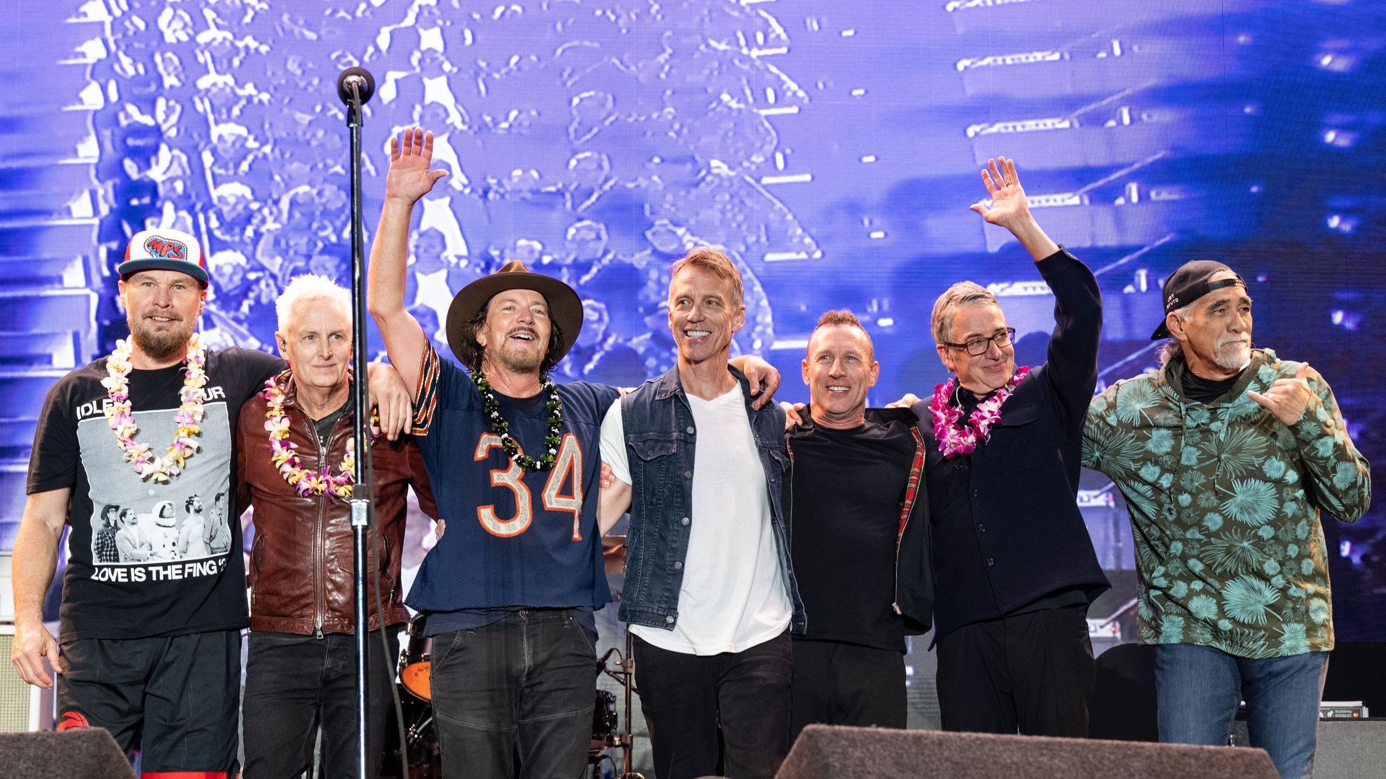 Pearl Jam anuncia primeiro show após saída do baterista | CNN Brasil