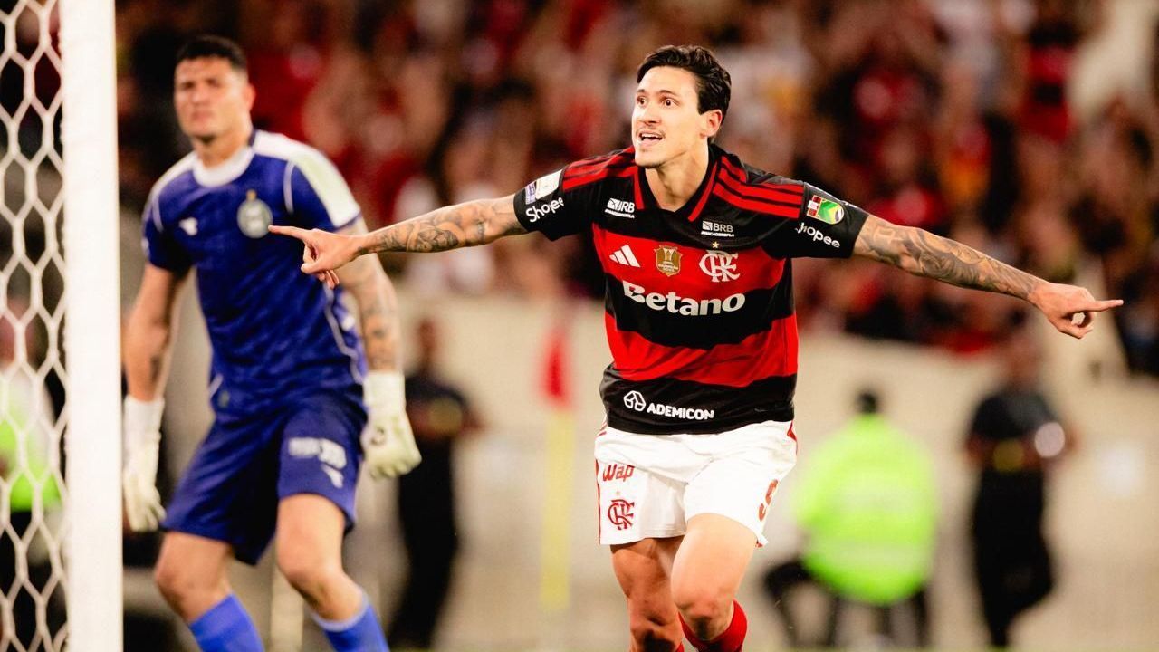 Pedro, atacante do Flamengo, celebrando o gol marcado sobre o Coritiba, pelo Brasileirão