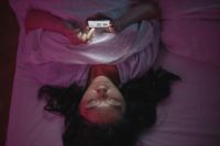 Uso do celular à noite prejudica sono e estudos de adolescentes, diz estudo