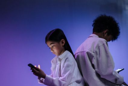 criancas-usando-celular-exposicao-telas-tecnologia-internet-redes-sociais