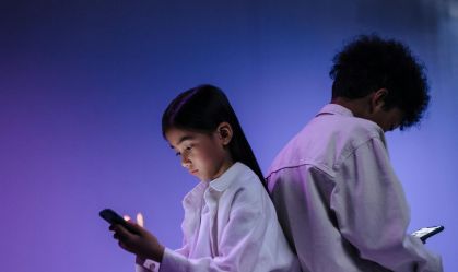criancas-usando-celular-exposicao-telas-tecnologia-internet-redes-sociais