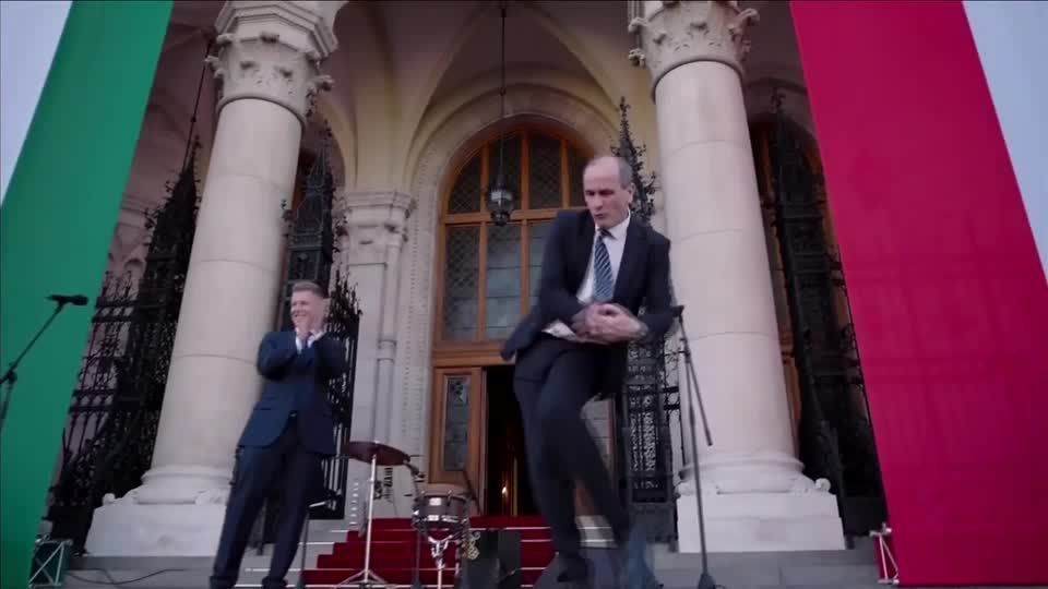 Político dançante rouba a cena na posse de novo premiê Húngaro
