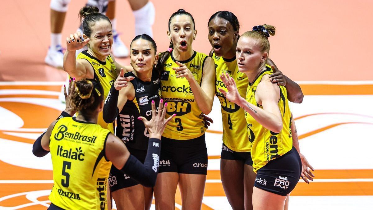Praia Clube comemora ponto durante final da Superliga contra o Minas