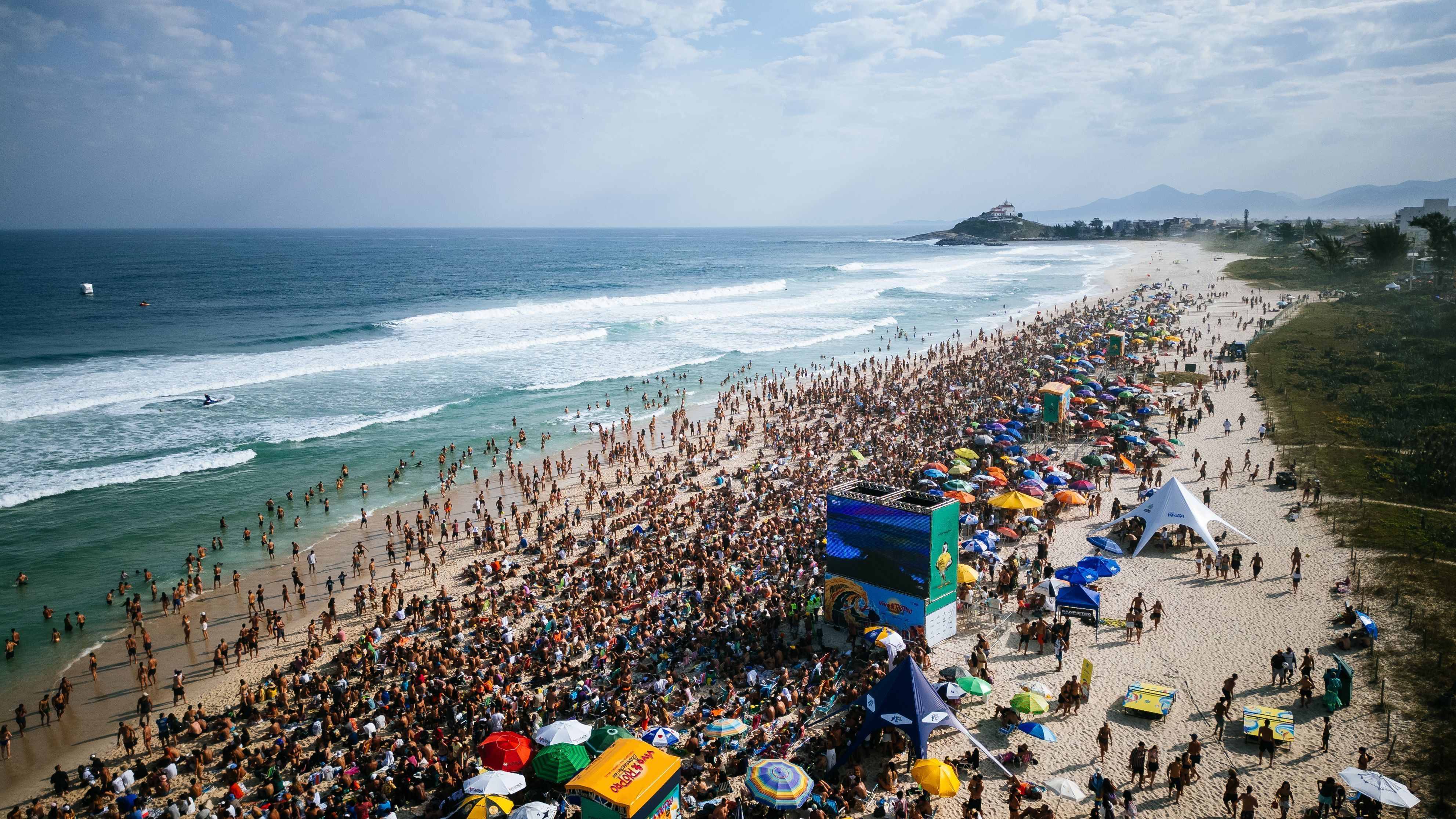 Praia de Saquarema durante a final do VIVO Rio Pro, etapa do Championship Tour da WSL, em 2024