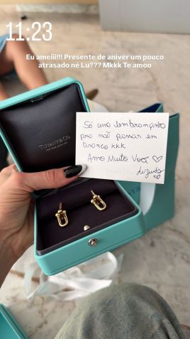 Virginia ganha par de brincos avaliados em mais de R$ 30 mil da marca Tiffany & Co &bull; Instagram/Virginia