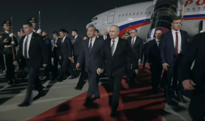 Vladimir Putin desembarca em Pequim, na China, para reunião com Xi Jinping