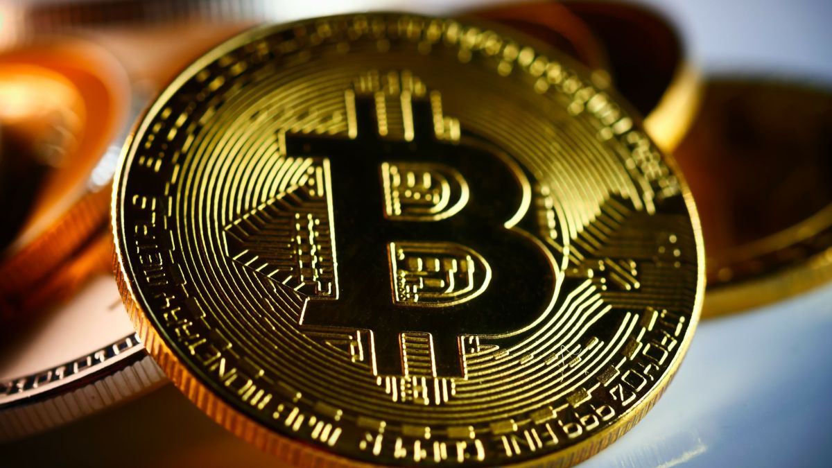 Bitcoin opera em alta e alcança maior valor desde o início de junho