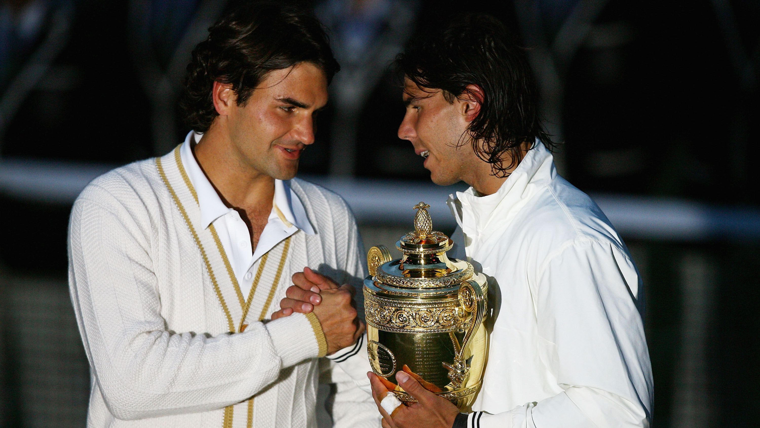 Roger Federer parabeniza Rafael Nadal após o espanhol conquistar o torneio de Wimbledon em 2008
