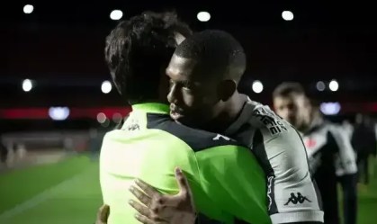 Rayan abraça Diniz após vitória do Vasco sobre o São Paulo