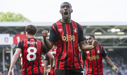 Rayan comemora gol contra o Fulham