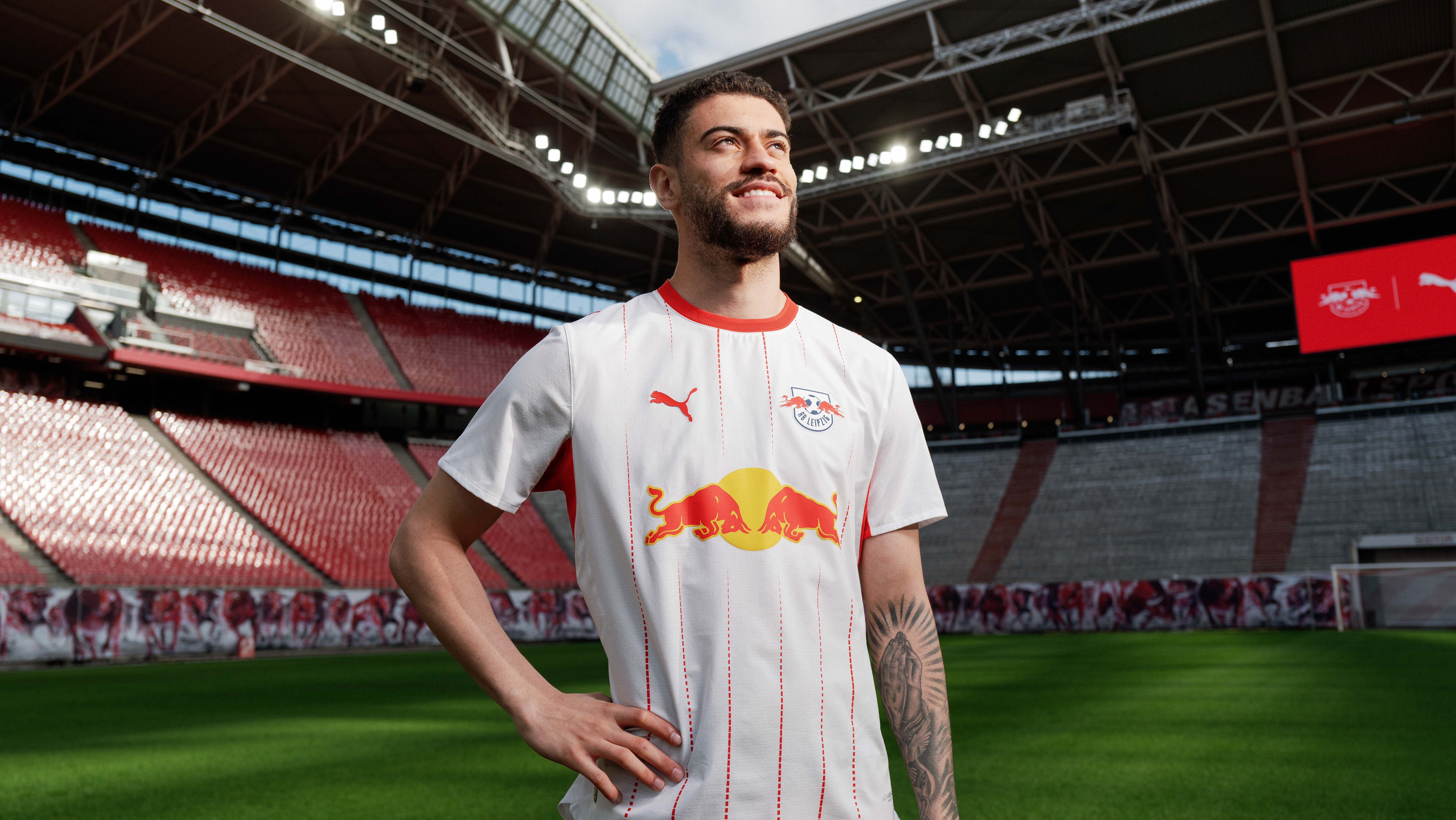 Atacante brasileiro Rômulo no lançamento da nova camisa do RB Leipzig